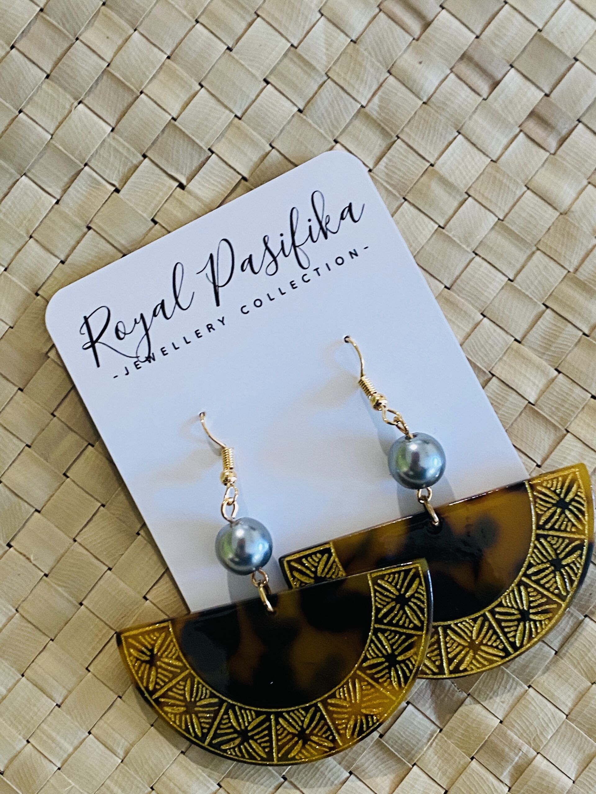 Faux Turtle Shell Island Pattern Semi Circle with Pearl Earrings - Image 4