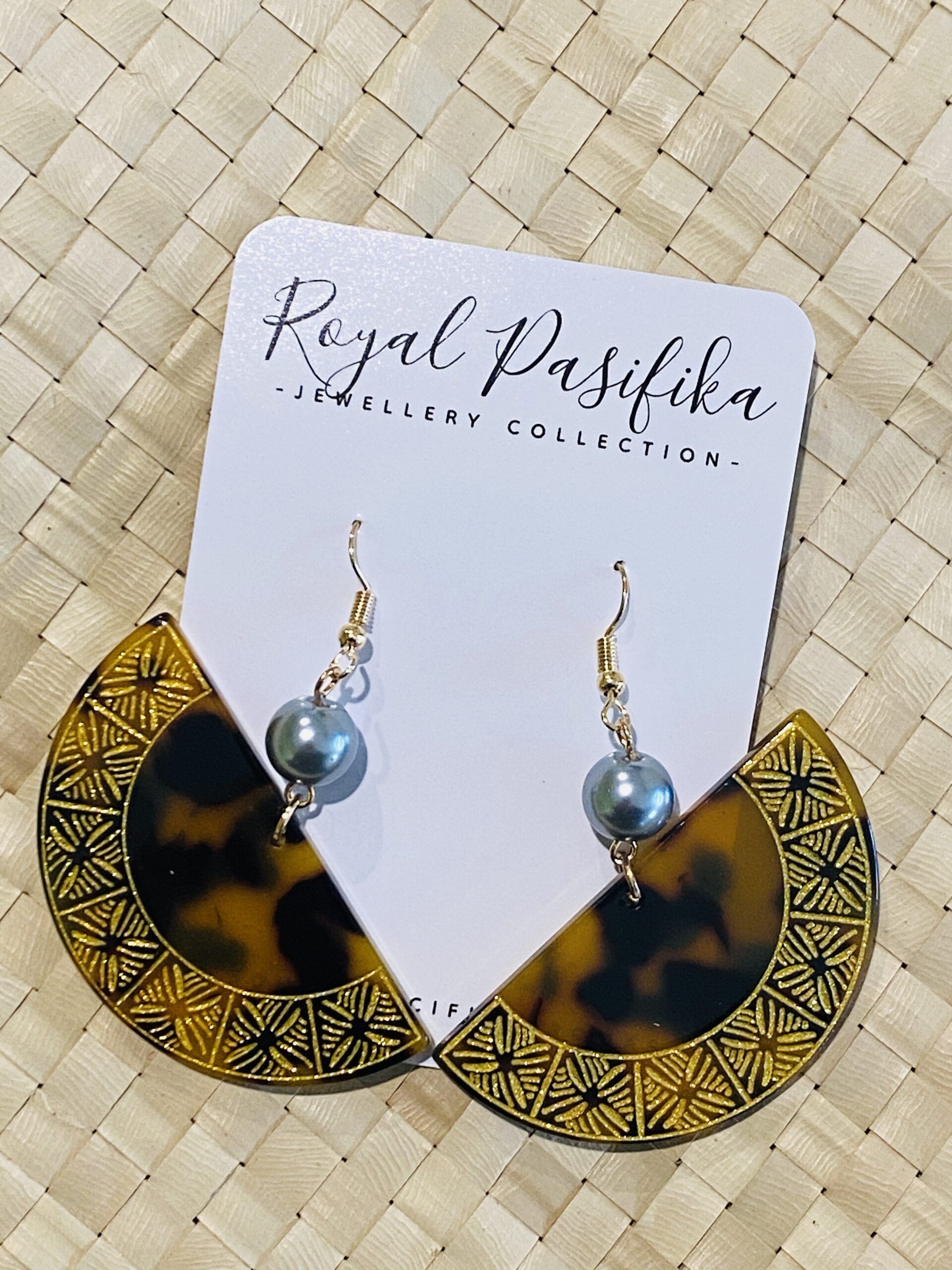 Faux Turtle Shell Island Pattern Semi Circle with Pearl Earrings - Image 3