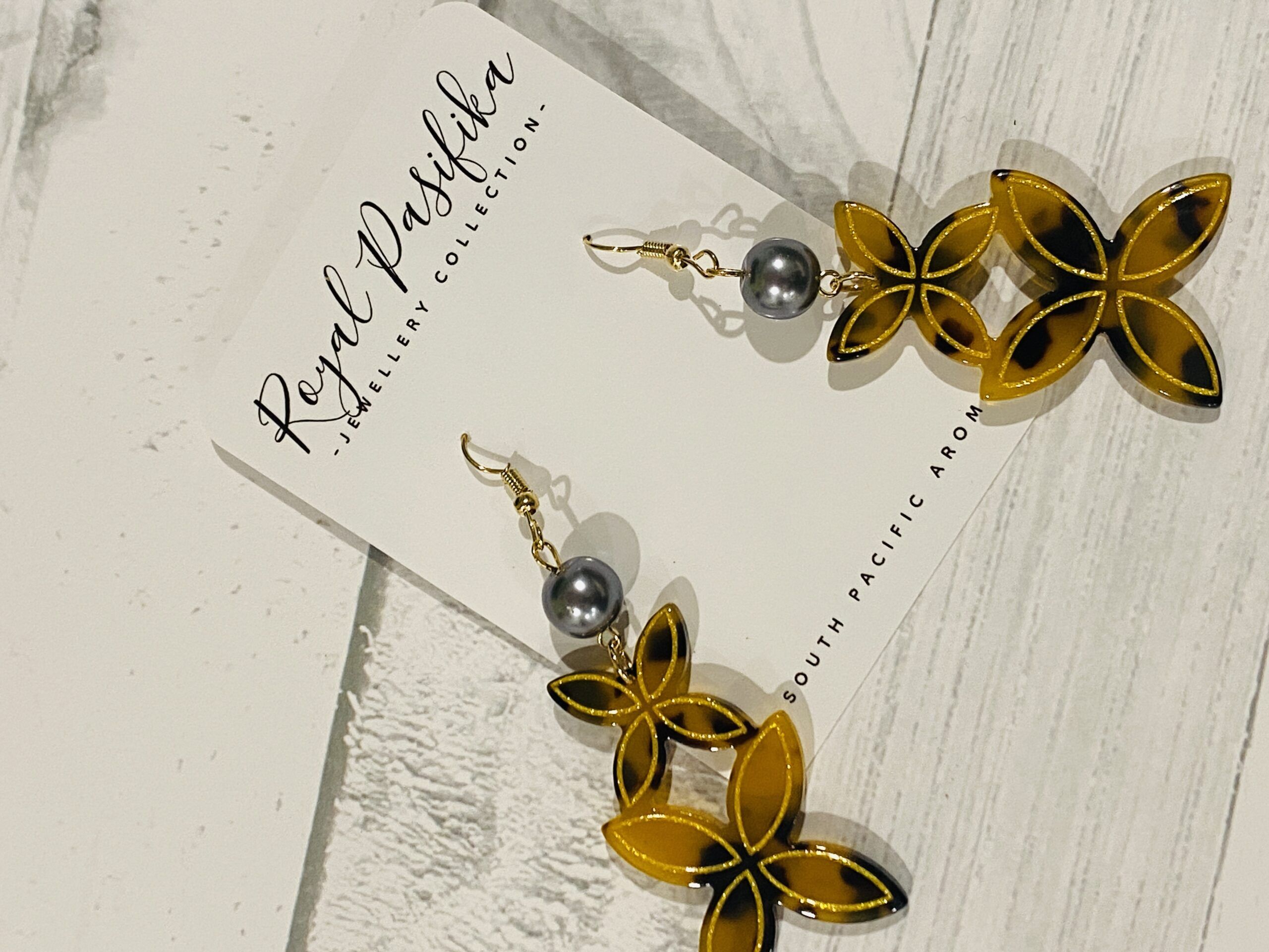 Faux Turtle Shell Flower Shape Earrings - Image 4